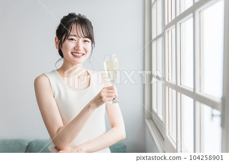 白天在家喝香檳、碳酸水、碳酸飲料的女性 104258901