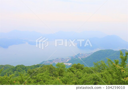春季、夏季和雨季的陰天，可以看到從廣島縣三原市龍王山到瀨戶內海諸島的船隻。 104259010
