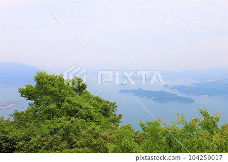 A cloudy day in the spring, summer, and rainy season when you can see ships coming and going from Mt. Ryuo in Mihara City, Hiroshima Prefecture to the islands of the Seto Inland Sea. A cloudy day in the spring, summer, and rainy season when you can see ships coming and going from Mt. Ryuo in Mihara City, Hiroshima Prefecture to the islands of the Seto Inland Sea. 104259017