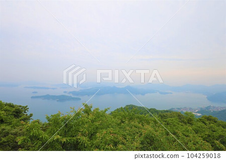 春季、夏季和雨季的陰天，可以看到從廣島縣三原市龍王山到瀨戶內海諸島的船隻。 104259018