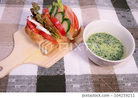 法棍三明治和菠菜湯 104259211