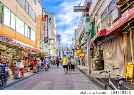 東京上野禦徒町站前通商店街的城市景觀 104259396