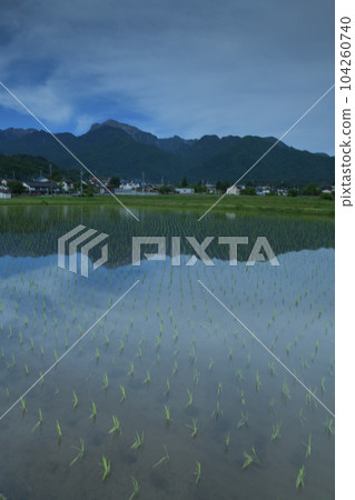 北斗市白州町,南阿爾卑斯山脈,綠色的鄉村映襯著山腳下的街道 北斗市白州町,南阿爾卑斯山脈,綠色的鄉村映襯著山腳下的街道 104260740
