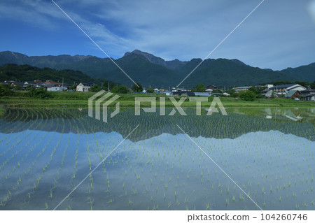 北斗市白州町，南阿爾卑斯山脈，綠色的鄉村映襯著山腳下的街道 104260746