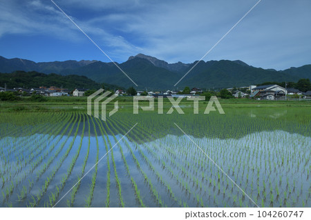 Hakushu-cho, Hokuto City, the mountains of the Southern Alps, the green countryside reflecting the townscape at the foot of the mountain 104260747