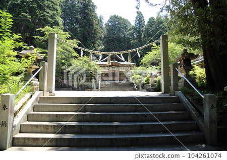 Higumo Shrine (Shigaraki Kogen Railway passes through the precincts) [Shigaraki-cho, Koka City, Shiga Prefecture, near Kumoi Station] 104261074