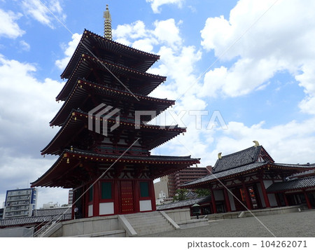 Located in Osaka City, Osaka Prefecture, Shitennoji Temple is one of the Seven Great Temples built by Prince Shotoku. 104262071