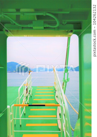從廣島縣竹原市乘坐渡輪前往大崎上島。 從廣島縣竹原市乘坐渡輪前往大崎上島。 104262132