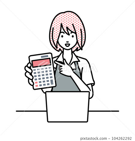 一位圍著圍裙的女職員坐在她的辦公桌前，打開她的筆記本電腦，指著一個計算器，並向我們展示 104262292