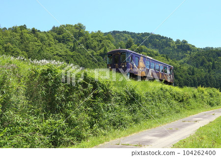 穿過乙川一號橋的信樂高原鐵道繞行列車【國家重要文化財產】 / 滋賀縣甲賀市信樂町 104262400