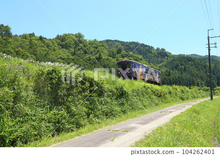 Wrapping train of the Shigaraki Kogen Railway passing over the No. 1 Otogawa Bridge [National Important Cultural Property] / Shigaraki Town, Koka City, Shiga Prefecture 104262401