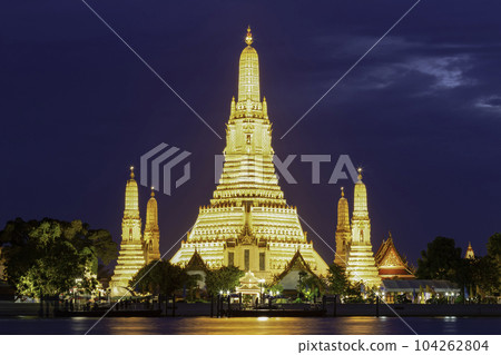 Wat Arun and the Chao Phraya River in twilight time. 104262804