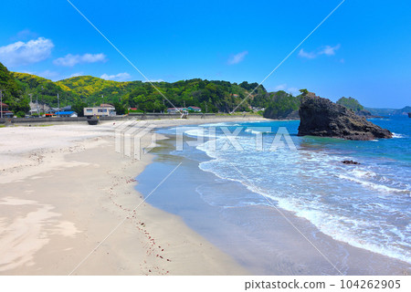 Izu Peninsula/Tagyu Beach/Beach with beautiful white sand and transparent waves/Higashiizu Town, Shizuoka Prefecture(1) Izu Peninsula/Tagyu Beach/Beach with beautiful white sand and transparent waves/Higashiizu Town, Shizuoka Prefecture(1) 104262905