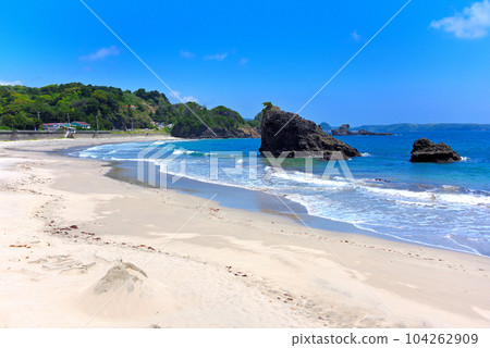 伊豆半島/塔牛海水浴場/白沙山的海浪湧來，美麗的海灘形象/靜岡縣東伊豆町(1) 104262909