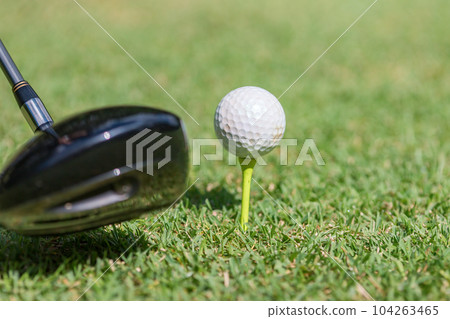 高爾夫球在發球檯和發球桿上（開球） 104263465