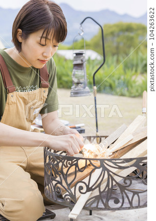 年輕女子用點火器點火 年輕女子用點火器點火 104263622