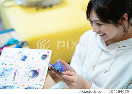 製作剪貼簿的女人 104264679