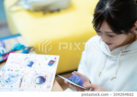 woman making a scrapbook 104264682