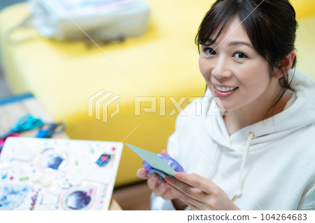 woman making a scrapbook 104264683