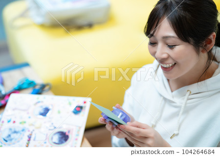 woman making a scrapbook 104264684