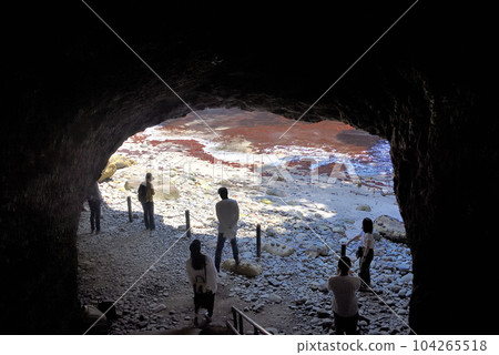 Izu Peninsula, Minami Izu, the interior of Ryugu Cave, tourists looking at the mysterious sight of Tensodo Cave, Shimoda City, Shizuoka Prefecture (4) Izu Peninsula, Minami Izu, the interior of Ryugu Cave, tourists looking at the mysterious sight of Tensodo Cave, Shimoda City, Shizuoka Prefecture (4) 104265518