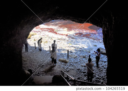 Izu Peninsula, Minami Izu, the interior of Ryugu Cave, tourists looking at the mysterious sight of Tensodo Cave, Shimoda City, Shizuoka Prefecture (5) Izu Peninsula, Minami Izu, the interior of Ryugu Cave, tourists looking at the mysterious sight of Tensodo Cave, Shimoda City, Shizuoka Prefecture (5) 104265519