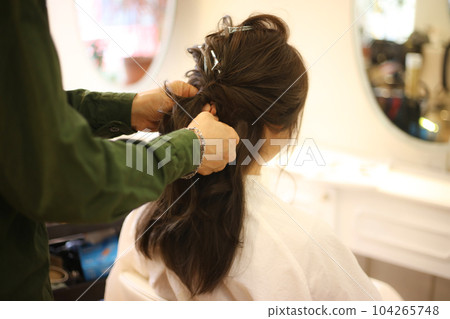 一個在美容院做頭髮的女人 一個在美容院做頭髮的女人 104265748