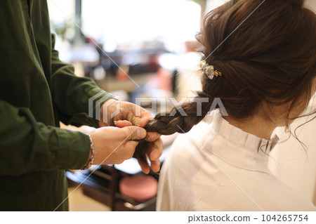 A woman doing a hair set in a beauty salon 104265754