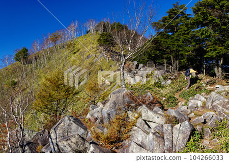 登山者沿著秋色的奧日光山和沙山山脊行走 登山者沿著秋色的奧日光山和沙山山脊行走 104266033