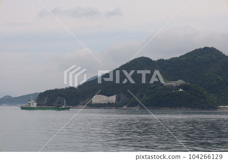 從廣島縣竹原前往大崎大藏 從木之江溫泉酒店清風館的房間 眺望大海和瀨戶內海大下島的絕美景色 從廣島縣竹原前往大崎大藏 從木之江溫泉酒店清風館的房間 眺望大海和瀨戶內海大下島的絕美景色 104266129