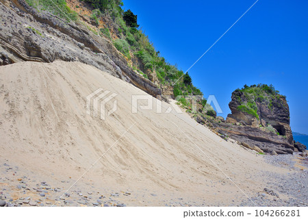 Izu Peninsula・Looking up at the steep slopes of Taushi Sand Ski Resort from the beach・Natural slopes・Shimoda City, Shizuoka Prefecture(1) 104266281