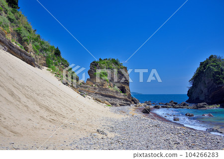 Izu Peninsula・Looking up at the steep slopes of Taushi Sand Ski Resort from the beach・Natural slopes・Shimoda City, Shizuoka Prefecture(3) 104266283