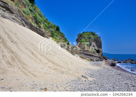 Izu Peninsula・Looking up at the steep slopes of Taushi Sand Ski Resort from the beach・Natural slopes・Shimoda City, Shizuoka Prefecture(4) 104266284
