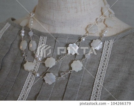 Flower-shaped white pearl oyster long necklace Flower-shaped white pearl oyster long necklace 104266379