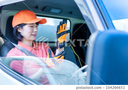 女司機駕駛一輛卡車 104266651