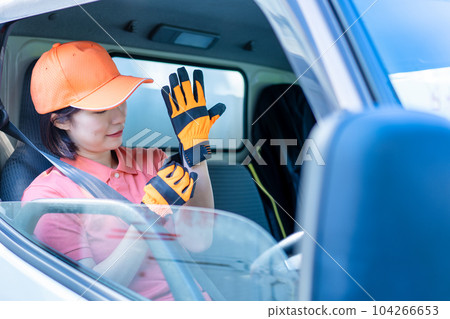 女司機駕駛一輛卡車 104266653