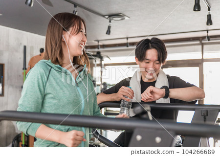 亞洲男子在健身房休息，與朋友們進行有趣的交談 104266689