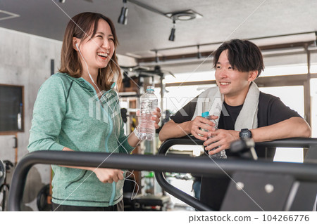 亞洲男性、女性和情侶在健身房休息、補充水分,與朋友和朋友進行有趣的對話 亞洲男性、女性和情侶在健身房休息、補充水分,與朋友和朋友進行有趣的對話 104266776