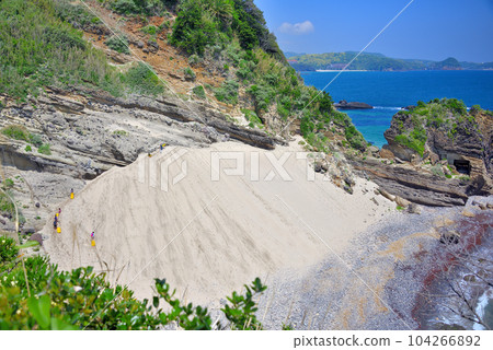 Tagyu Sand Ski Resort seen from the promenade of Ryugu Cave on the Izu Peninsula, and tourists enjoying sledding, Shimoda City, Shizuoka Prefecture (1) 104266892