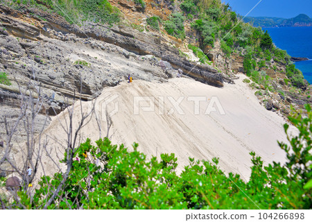 靜岡縣下田市，從伊豆半島龍宮洞的長廊看到的塔湯滑雪場和享受滑雪橇的遊客 (7) 104266898
