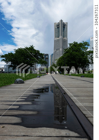 Yokohama Minato Mirai and puddle on a sunny day 104267311