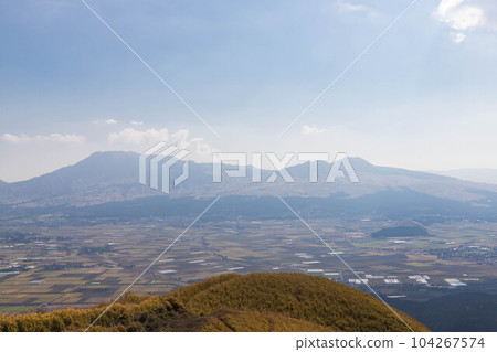 Nakadake seen from Aso in late autumn Nakadake seen from Aso in late autumn 104267574