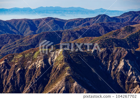 從奧日光沙山山看到的奧道部山脈，秋葉燦爛 104267702