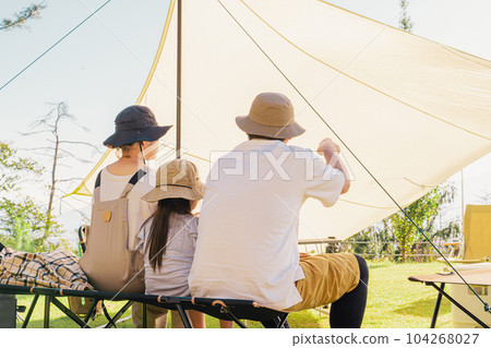 Family / Family sitting on a cot with a tarp at a campsite (Outdoor / Travel / Leisure / Picnic) 104268027