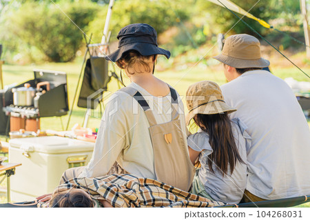 Family / Family sitting on a cot with a tarp at a campsite (Outdoor / Travel / Leisure / Picnic) 104268031