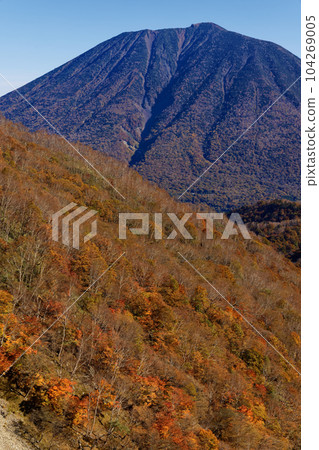 Mt. Nantai and the autumnal mountain ranges between Oku-Nikko, Mt. Shayama and Mt. Kurohigi 104269005