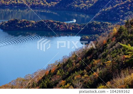 從奧日光、沙山、黑引山的山脊線看到的中禪寺湖的紅葉 104269162