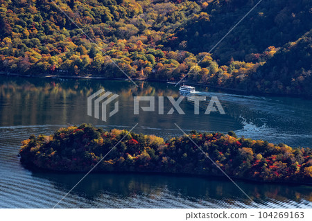 Autumn leaves of Lake Chuzenji seen from the ridgeline between Oku-Nikko, Mt. Shayama and Mt. Kurohiki 104269163