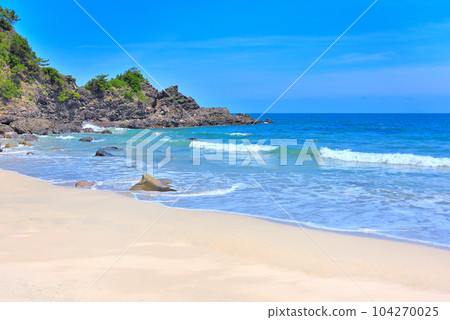 Image of waves on the coast of Izu Peninsula, Minamiizu, Shimoda City, Shizuoka Prefecture, between Kisami Ohama and Goishigahama (5) 104270025