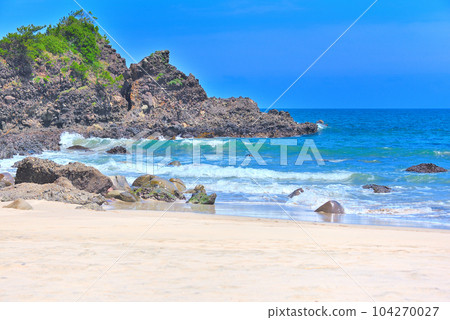 Image of waves on the coast of Izu Peninsula, Minamiizu, Shimoda City, Shizuoka Prefecture, between Kisami Ohama and Goishigahama (7) 104270027